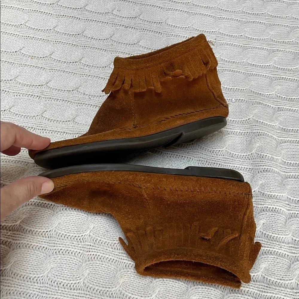 Minnetonka Kids sz 2 suede leather Brown Moccasin ankle Boots fringe rubber sole